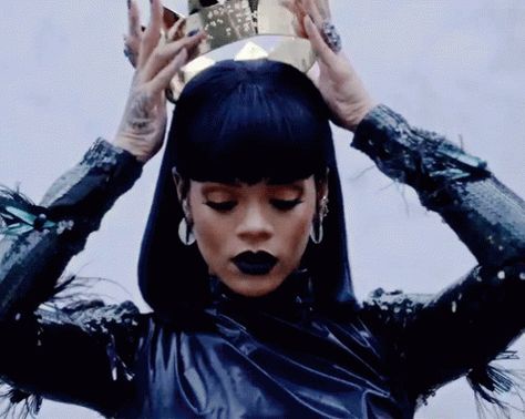 Crown GIF - Rihanna Crown Queen - Discover & Share GIFs Rihanna Crown, Rihanna Work, Hair Gif, Broad City, Birthday Week, Bad Gal, Rihanna Fenty, Diana Ross, Her World