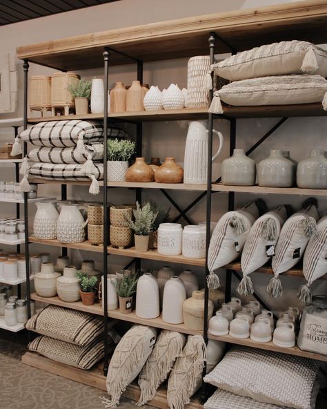 Interior Decor Shop Display, Small Shop Merchandising, Small Home Decor Shop Ideas, Magnolia Display Ideas, Decoration Store Design, Home Decor Visual Merchandising, Home Goods Store Decor, Retail Home Decor Display, Retail Store Set Up