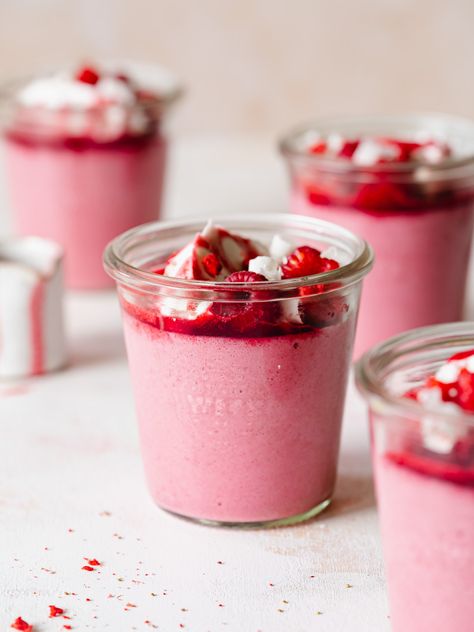 Raspberry White Chocolate Mousse Dairy Free Dessert Easy, Caramel Dessert Recipes, Gluten Free Dairy Free Dessert, Vegan Chocolate Recipes, Dairy Free Recipes Dessert, Vegan Pudding, Raspberry White Chocolate, Vegan White Chocolate, Raspberry Mousse