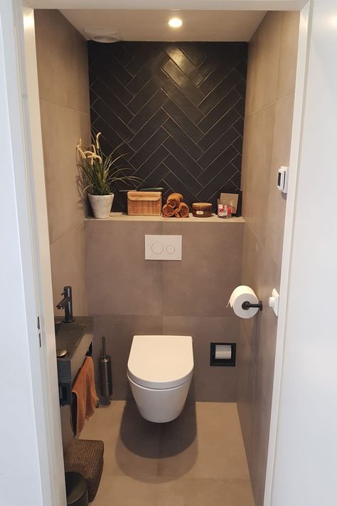 Wat mooi hè, deze toilet ruimte? Je ziet hier zwarte visgraat tegels op de achterwand en voor de rest zijn er betonlook tegels gebruikt. Ook zie je een nisje met verschillende toilet accessoires, een wandcloset en een zwart wc fonteintje #toiletruimte #inrichten #visgraattegels #betonlooktegels #toiletidee Style Toilet, Toilet Modern, Black Wc Bathroom, Small Wc, Wc Inspiration, Toilet Inspiration, Wc Black, Inspiration Wc, Matte Black Toilet