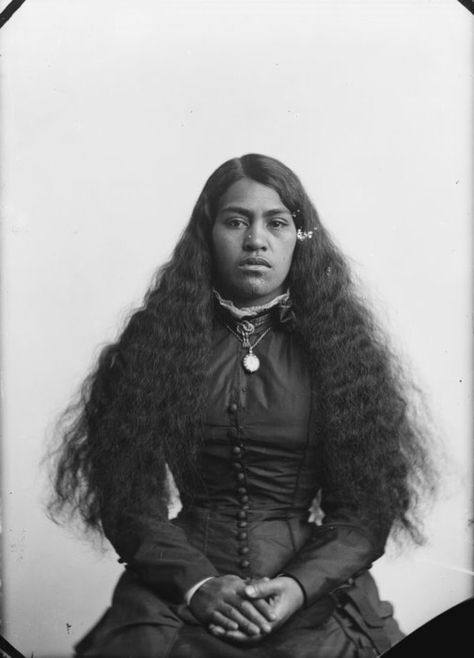 Maori woman from Hawkes Bay district, 1880s Maori Mythology, Polynesian Women, Maori Tribe, Polynesian People, Aboriginal American, North Island New Zealand, Maori People, Hawkes Bay, Maori Designs