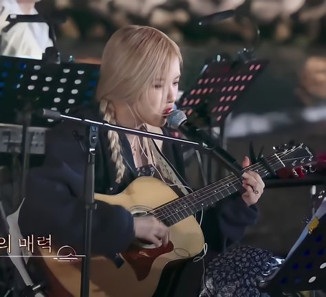 Rose Playing Guitar, Ysl Muse, Rosé Girlfriend Material, Rose Music, Memes Blackpink, Park Roseanne, Indie Clothing, Aesthetic Roses, Grunge Clothing