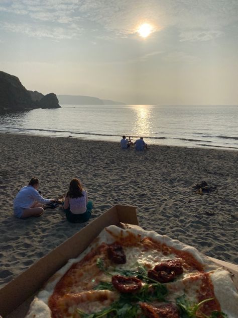 #pizza #sunset #pembrokeshire #wales #walez #beach Dorcas Meadowes, Uk Beach, Pembrokeshire Wales, England Beaches, Isle Of Wight, European Summer, British Isles, Blue Lagoon, Beach Trip