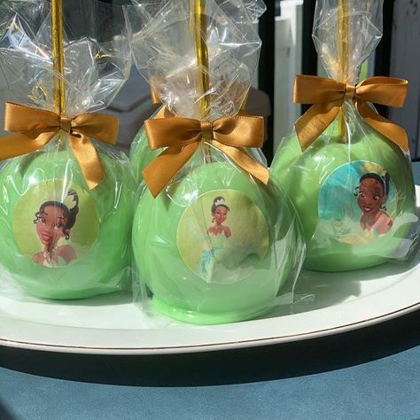 Princess Tiana Candy Apples, Frog Themed Birthday Party Aesthetic, Princess And The Frog Sweet 16 Party Favors, Princess And The Frog Party Favors, Princess And The Frog Prom Theme, Princess And The Frog Treats, Princess And The Frog Cupcakes, Princess Tiana Birthday Party Ideas, Princess Tiana Sweet 16 Ideas