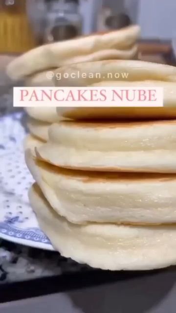 Recetas Fit Saludables on Instagram: "🤩PANCAKES NUBE🤩 no podes creer esa esponjosidad!!!🔥 inspirada en los pancakes japoneses, se me ocurrio‌ hacerlos pero ✅SIN AZU‌CAR NI GRASAS 👏🏼 Dale like y comenta el video si te gusto‌ para que siga traye‌ndote recetas asi‌👏🏼 . Receta: 2 huevos. 70 ml de leche. 100g de harina 0000. 3 sobres de endulzante. Esencia de vainilla. 1 cdita de polvo para hornear. . 👉🏻Separa‌ las claras de las yemas. Mezcla las yemas con todos los ingredientes mencionados Souffle Pancakes, Breakfast Dishes, Hamburger Bun, Hot Dog Buns, Hot Dogs, Pancakes, Bread, Audio, Cake