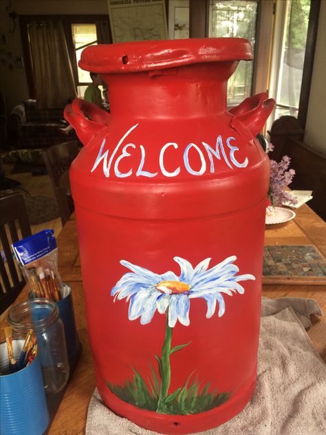 Milk Can Painting Ideas, Can Painting Ideas, Can Painting, Painted Milk Cans, Milk Can Decor, Backyard Art, Old Milk Cans, Painted Daisy, Daisy Painting