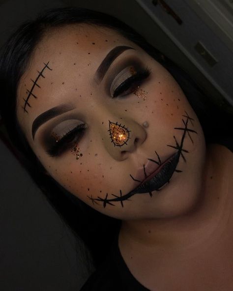 Jennifer Sanchez💛 on Instagram: “Glam scarecrow 🍁  Eyebrows: @elfcosmetics Lock on liner and brow cream in espresso  Eyes: @morphebrushes x @jaclynhill pallet…” Scarecrow Halloween Makeup Cute, Scar Crow Makeup, Glam Scarecrow, Crow Makeup, Jennifer Sanchez, Scarecrow Halloween Makeup, Scarecrow Makeup, Scare Crow, Cute Halloween Makeup