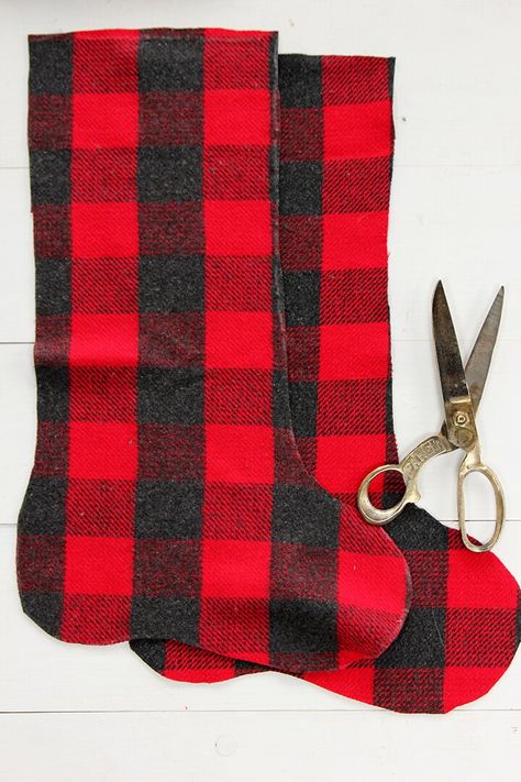 Crochet Buffalo, Diy Christmas Stockings, Diy Plaid, Easy Holiday Decorations, Stocking Patterns, Stocking Tutorial, Christmas Sewing Patterns, Plaid Diy, Buffalo Plaid Fabric