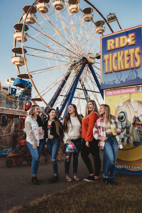 Fall outfit inspo for state fair ferris wheel ticket stand Texas State Fair Outfit, State Fair Outfit Ideas, State Fair Outfits, Carnival Photo Shoots, Carnival Photography, Engagement Photo Outfits Fall, Fair Outfits, Outfits With Converse, State Fair