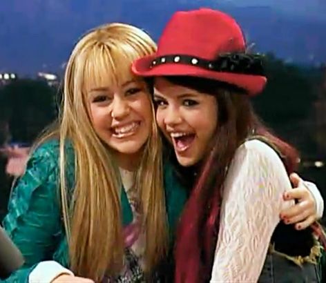 Selena Gomez and Hannah Montana Disney Channel Characters, Hannah Montana Season 2, Hannah Montana Funny, Selena Gomez Miley Cyrus, Channel Aesthetic, Justin Bieber Selena Gomez, Justin Bieber And Selena, Miley Stewart, Alex Russo