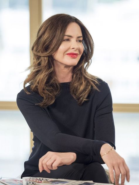 What the hell is up with her face?!" Viewers react to Trinny ... Trinny London Style, Trinny Woodall Hair, Trinny Outfits, Trinny Woodall Style, Moon Ethereal, Trinny London, Kibbe Dramatic, Trinny Woodall, Style Guru