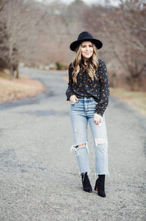 style solutions: sock booties and cropped jeans. - dress cori lynn Sock Booties Outfit, Jeans Booties Outfit, Cropped Jeans Outfit, Straight Leg Jeans Outfits, Jeans Trend, Jeans Outfit Winter, Booties Outfit, Jeans Outfit Summer, Sock Booties