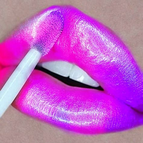 Sparkly Lipstick, Berry Lip Gloss, Crazy Lipstick, Neon Lipstick, Exotic Makeup, Lip Artwork, Holographic Lips, Hot Pink Lips, Metallic Lipstick