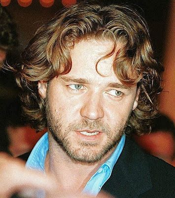 Russell Crowe jaw length with heavy curling. Light use of texturing product for separation. 3-day beard is working here because its grown in very evenly Cinderella Man, Russel Crowe, High Bun Hair, Medium Length Curly Hair, Hairstyles Pictures, Men's Long Hairstyles, Beard Hairstyle, Russell Crowe, Cool Hairstyles For Men