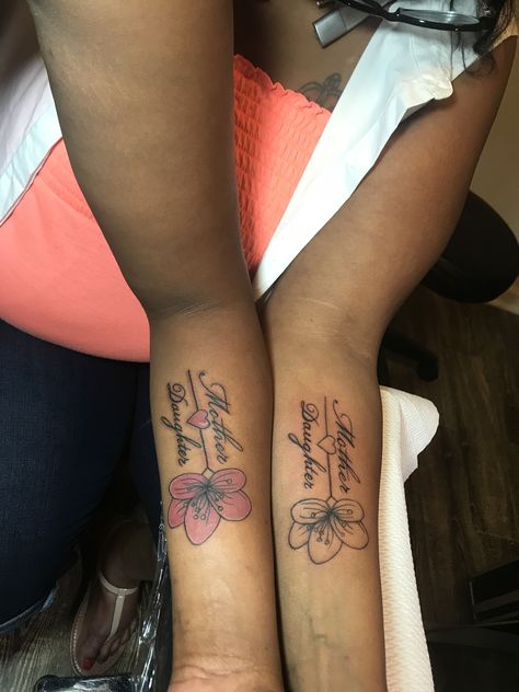 Matching Tattoos Mother Daughter Black, Matching Tattoos Mother Daughter Black Women, Butterfly Tats, Matching Tattoos Mother Daughter, Tattoos Mother Daughter, Mommy Daughter Tattoos, Tattoo Homme, Skin Color Tattoos, Cousin Tattoos