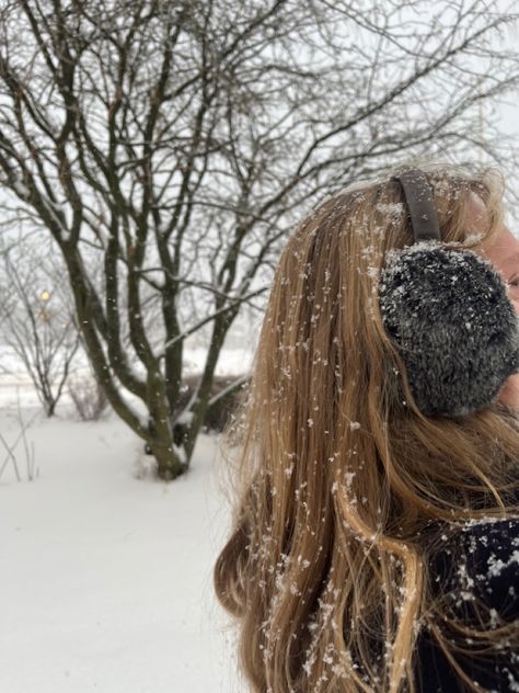 Snow and snowflakes at christmas time. Cute Winter Photos, Aesthetic Winter Photos, Cold Winter Aesthetic, Blonde Christmas, Pastel Winter, Angel Energy, Winter Princess, Snow Pictures, Snow Princess