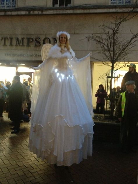 TK - Beautiful lit Angel Stilt Walker Stilt Walker, Stilt Costume, Gothic Crafts, Carnival Design, Winter Costume, Uk Christmas, Circus Performers, Circus Costume, Event Stand