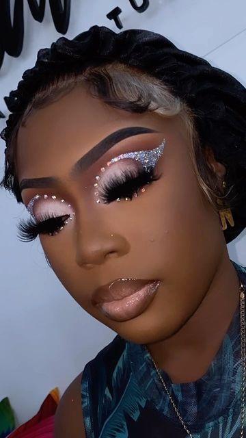 Glam Beat Makeup, Glitter Makeup Ideas, Makeup Rhinestones, Extraordinary Makeup, Prom Prep, Party Makeup Looks, Yellow Makeup, Face Beat Makeup, Birthday Makeup Looks