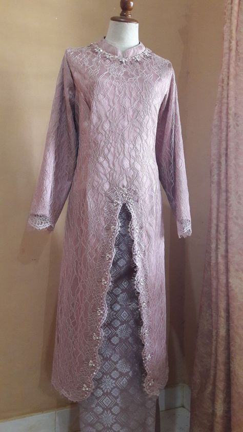 Kebaya Tunik Brokat Modern, Model Kebaya Brokat Modern Hijab, Kebaya Tunik Brokat, Kebaya Brokat Modern, Outfit Ideas Muslim, Model Dress Kebaya, Casual Bridesmaid Dresses, Baju Kahwin, Tutorial Hijab Pashmina