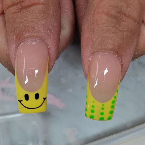 Retro ☻🌈🧪✮⋆ ° ° ° ° Summernails square longnails neon colors checkered nails #summernaildesigns #frenchnails #airbrushnails #airbrushnailart #sunsetnails #cutenaildesigns #pastelnails #gelnails #nails #nailart #nailsofinstagram #njnailtech #howellnj #nailsalon #tiktoknails #instagramnails #ombrenails #star #dnd #nailtech #nailsalon #bluenails #auranails #crocnails Airbrush Nail Art, Checkered Nails, Sunset Nails, Color Checker, Airbrush Nails, Instagram Nails, Pastel Nails, Cute Nail Designs, Nail Designs Summer