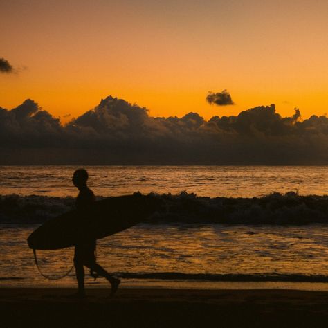 Mexico’s western coast offers waves for every skill level, with some truly legendary spots. Puerto Escondido is famous for its advanced breaks, drawing experienced surfers from around the globe. Beginners can get their start at Sayulita, with more mellow waves and a relaxed vibe. Whether you’re ready to paddle out on your first board or looking to tackle the “Mexican Pipeline,” these surfing destinations have you covered. What’s your favorite surfing spot? #ExploreMexico #hangten #surf... Explore Mexico, Hang Ten, West Coast, The Globe, Surfing, Globe, Pins, Mexico