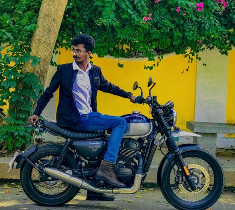 Yezdi Scrambler, Motorcycle Scrambler, Indian Men, Indian Men Fashion, Indian Man, Royal Enfield, Cafe Racer, Men Fashion, Old School