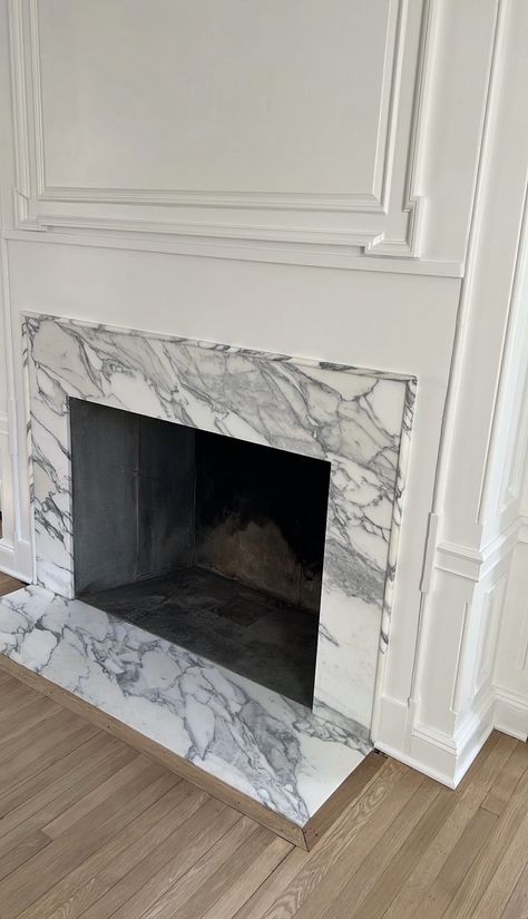 Modern Transitional Fireplace, Christmas Mantle Decor Fireplaces, Christmas Fireplace Mantels, Granite Fireplace, Marble Fireplace Mantel, Fireplace Update, Marble Fireplace Surround, Fireplace Facade, Christmas Mantle Decor