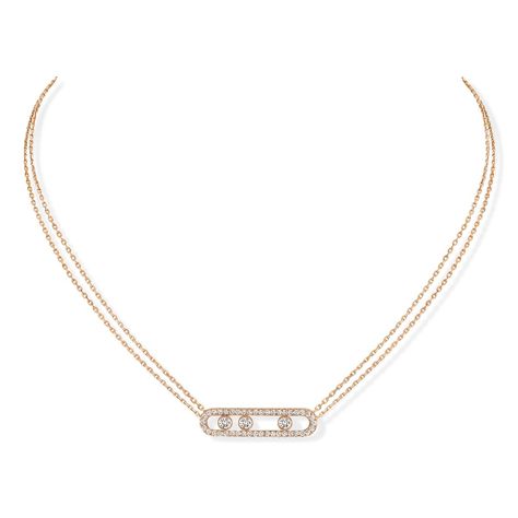 La collection Move Classic, une signature de la Maison Messika, le motif « Move » qui célèbre la liberté avec ses diamants en mouvement. Ce collier à double chaîne en or rose de 18 ct, orné de diamants taille brillant de 0,66 ct, trois oscillent et brillent selon vos mouvements dans leur boîtier pavé de diamants. Distingué par son style ultra moderne ce collier apportera un éclat particulier aux habits. Pave Necklace, Double Chain Necklace, Diamond Free, Double Chain, Engraved Items, Rose Gold Diamonds, Dream Jewelry, Signature Collection, Gold Gold