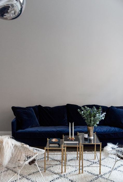 Living Room Trends for 2018 Blue Sofa Living, Blue Velvet Couch, Sofa Gray, Velvet Furniture, Blue Velvet Sofa, Sofa Inspiration, Velvet Couch, Sofa Colors, Blue Sofa