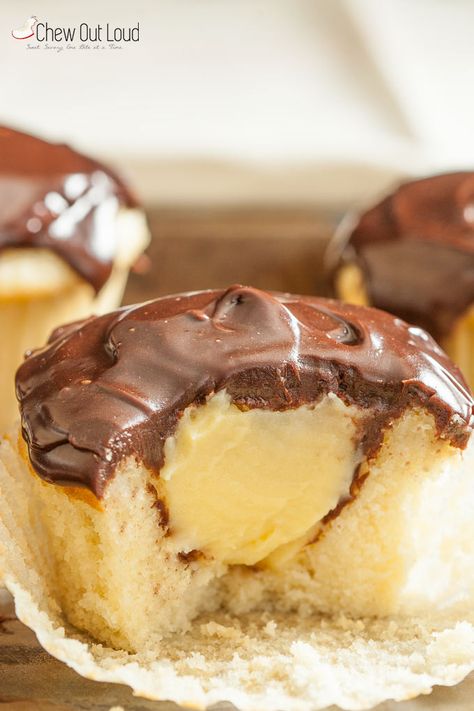 Gateau Baby Shower Garcon, Boston Cream Cupcakes, Salted Caramel Cake, Blueberry Breakfast Cake, Cream Cupcakes, Boston Cream Pie, Boston Cream, Savoury Cake, Best Dessert Recipes