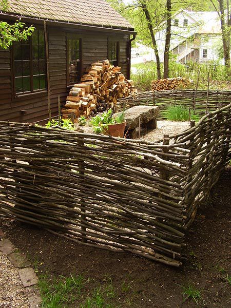 Woven Stick Fence, Natural Fence Ideas Backyards, Stick Garden Fence, Twig Fence Diy, Bushcraft Fence, Stick Fences, Stick Fence, Cerca Natural, Elegance Aesthetic