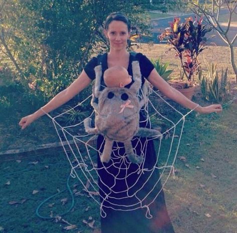 27 Creative Baby Wearing Halloween Costumes (for Mom and Baby) Halloween Kostüm Baby, Web Costume, Mom Halloween Costumes, Mom Costumes, Newborn Halloween Costumes, Spider Costume, Newborn Halloween, Baby Kostüm, Great Halloween Costumes