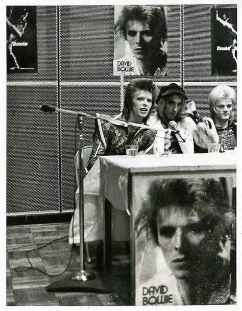 David Bowie and the Spiders From Mars press conference. The Spiders From Mars, Spiders From Mars, Mick Ronson, David Bowie Ziggy, Aladdin Sane, Space Oddity, 11 December, Major Tom, The Golden Years