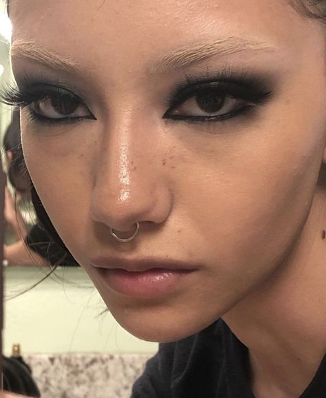 @obiwansoli on ig Maquillage Goth, Maquillage On Fleek, Medusa Piercing, Alt Makeup, Swag Makeup, Dope Makeup, Edgy Makeup, Black Makeup, Goth Makeup