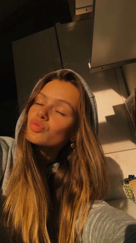 #goldenhour #sun #selfie  #hoodie - instagram: @elisastreefkerk Kissing Selfie Ideas, Hoodie Poses Instagram At Home, Sun Kissed Aesthetic Selfie, Hoodie Selfie Instagram, Kiss Selfie Ideas, Hoodie Selfie Ideas, Sun Kissed Selfie Poses, Sun Kissed Selfie, Sun Selfies