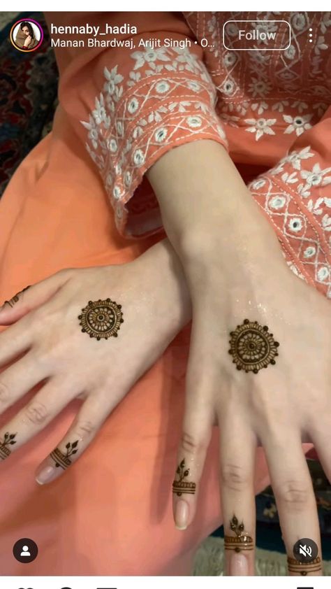 Very Easy Palm Mehndi Designs, Mandala Mehndi Design Front Hand Palm, Small Mehendi Designs, Minimalist Henna, Palm Mehndi, Simple Mehendi Designs, Finger Henna Designs, Henna Tattoo Designs Hand, Simple Henna Tattoo