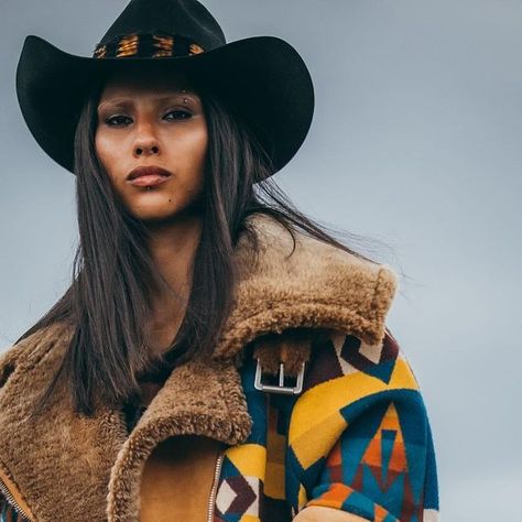 Native American Outfit Women, Lindsey Thornburg, Native Fashion, Shaggy Long Hair, Pendleton Blanket, 3 Piece Outfit, Western Style Outfits, Cowgirl Shirts, Sweat Dress