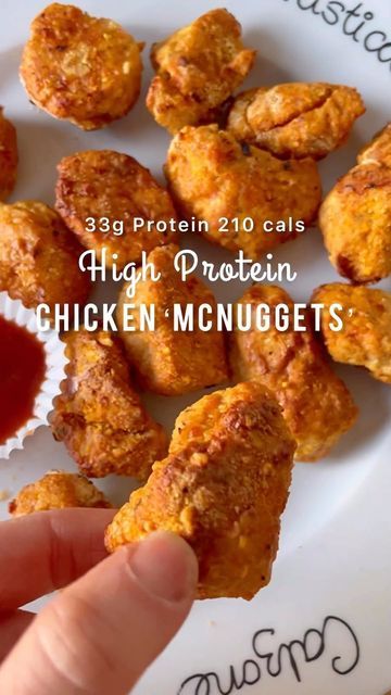 Vicky〰 Health Food Blogger on Instagram: "Healthy High Protein Crispy Chicken McNuggets I made these in the Air Fryer but you can also oven bake! Would you believe the coating is made from corn cakes 😱 oh so crispy and oh so delicious.. so get making… Makes 3 Portions: 210 cals, 33g P 5g F 6g C You’ll need: For the nuggets: combine the below ingredients in a blender 🍗 400g chicken 🧄 Tsp garlic purée or powder 🧂 salt and pepper 🧂 Tbsp smoked paprika Coating: blend together: 3 corn or r High Protein Chicken, Chicken Mcnuggets, Corn Cakes, High Protein Low Carb, Low Carb Chicken, Healthy Homemade, Chicken Nuggets, Crispy Chicken, Low Calorie Recipes