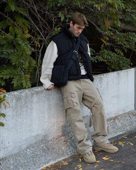 Japan Outfit Men, Cargo Pants Winter Outfit, Tokyo Street Style Men, Tokyo Winter Outfit, Hongkong Outfit, Winter Outfits Street Style, Mens Cargo Trousers, Cargo Outfit, College Outfits Winter