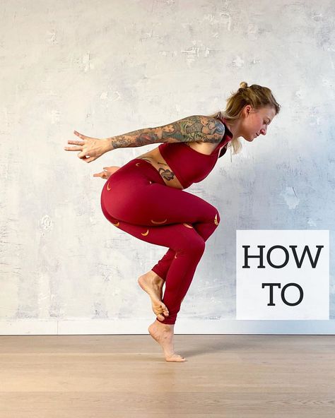 Kick Ass Yoga on Instagram: “HOW TO: FLOATING 🦅  This is such a fun pose and looks way easier than it is 😅 Try and let me know if you could lift off!  Outfit by…” Middle Back Pain, Lift Off, Cool Poses, I Love It, Back Pain, Yoga Poses, Ball Exercises, Floating, Let Me