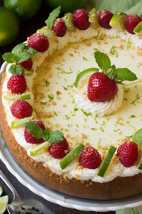 Key Lime Cheesecake Recipe, Key Lime Desserts, Lime Desserts, Key Lime Cheesecake, Decoration Patisserie, Lime Recipes, Lime Cheesecake, Dessert Aux Fruits, Cheesecake Desserts