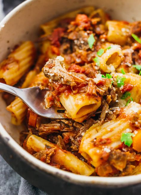 Slow Cooker Rigatoni, Short Rib Ragu, Shredded Pork Recipes, Rigatoni Recipe, Shredded Beef Recipes, Rigatoni Recipes, Beef Ragu, Ragu Recipe, Pulled Beef