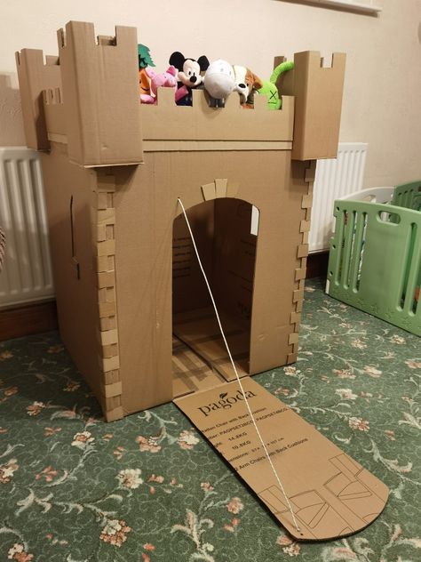 Box Playhouse Cardboard, Cardboard Fort Ideas, Cardboard Box Fort Ideas, Cardboard Playhouse Diy Easy, Makedo Ideas, Cardboard Castle Diy, Cardboard House For Kids, Cardboard Town, Cardboard Fort