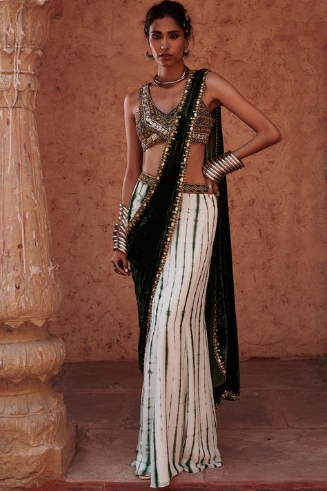 Velvet Outfits For Women, Skirt Saree, Velvet Saree, Indian Fashion Trends, Fashion Courses, Modern Saree, Half Saree Designs, Metallic Leggings, Prom Dresses Modest