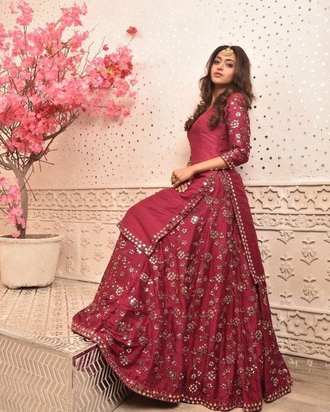 Lehenga Choli For Women, Choli For Women, Indian Gowns Dresses, Indian Gowns, Dress Indian Style, Pakistani Dress Design, Saree Dress, Lehenga Designs, Indian Designer Outfits