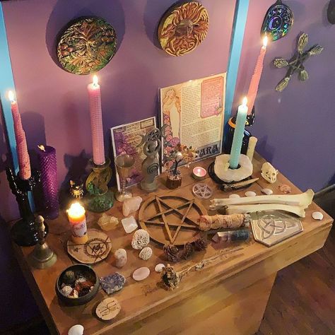 👁𝔎𝔢𝔢𝔭 𝔶𝔬𝔲𝔯 𝔱𝔥𝔦𝔯𝔡 𝔢𝔶𝔢 𝔬𝔭𝔢𝔫👁 on Instagram: “A little late but my altar set up for Ostara💐🌷🌸🌻🌼 what is your favorite holiday to celebrate?” Ostara Altar Decoration, Pagan Alter Ideas, Altar Set Up, Ostara Altar Ideas, Secret Altar, Hecate Alter, Druid Altar, Ostara Decor, Altars Ideas