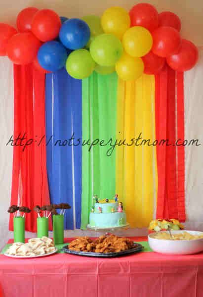 Bexiga e papel crepom Streamers Backdrop, Gökkuşaği Pasta, Mario Kart Party, Food Tables, Super Mario Bros Birthday Party, Super Mario Bros Party, Mario Bros Birthday, Mario Bros Party, Super Mario Birthday Party