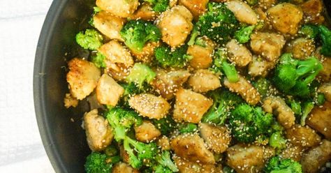 A few years back I shared a simple recipe for Sesame Chicken and it has been an absolute blog and meal plan favorite ever since. More than just a blog favorite, it’s a household favorite and something I personally prepare at least 1-2 times a month. Usually when I am making it at home, I add... Slender Wonder, Chicken With Broccoli, Whole30 Meals, Healthy Chinese, Slender Kitchen, Celery Root, Potatoes Carrots, Turnips, Sesame Chicken