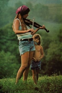 National Geographic, 1976 Handy Gadgets, Moda Hippie, We Are The World, Camping Gifts, Camping Trip, Foto Inspiration, Mothers Love, Mother And Child, Outdoor Adventures