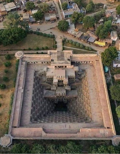 Chand Baori, Bodiam Castle, Indian Temple Architecture, Ancient Indian Architecture, History Of India, Temple Architecture, Indian Architecture, Rajasthan India, Ancient Architecture